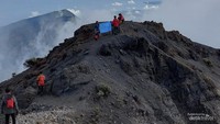 Sisi timur puncak Rinjani yang lebih sepi dari pendaki.