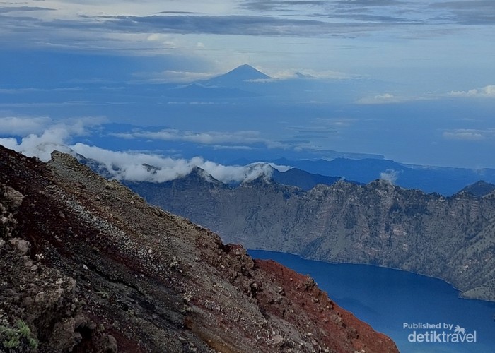 Dikejauhan juga terlihat gunung Agung di Bali lho