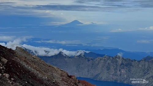 Dikejauhan juga terlihat gunung Agung di Bali lho