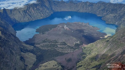 Bagaimana tertarik menyaksikan langsung keindahan Rinjani siap siap terpesona ya sahabat traveler