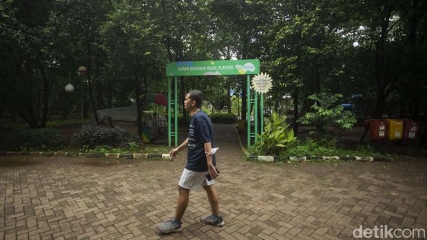 Sejumlah warga beraktivitas di Hutan Kota, Bekasi, Selasa (18/1/2022). Usai ditengok Gubernur Jawa Barat Ridwan Kamil nantinya hutan kota ini bakal dipercantik.