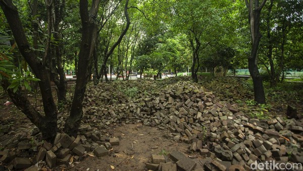 Saat ini fasilitas di Hutan Kota Bekasi telah banyak yang rusak.