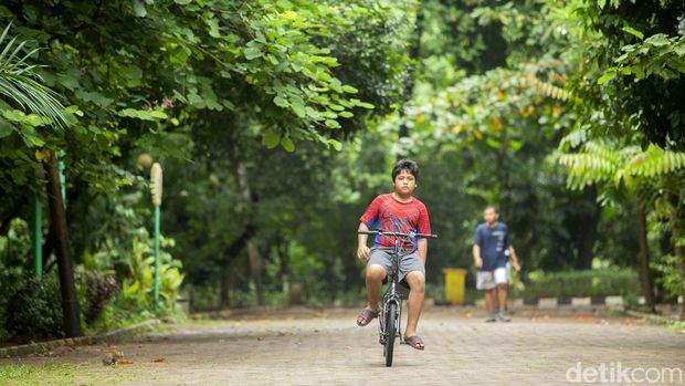 Sejumlah warga beraktivitas di Hutan Kota, Bekasi, Selasa (18/1/2022). Usai ditengok Gubernur Jawa Barat Ridwan Kamil nantinya hutan kota ini bakal dipercantik.