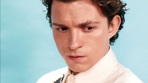 Sejak menyingkirkan minuman keras, ia merasa bisa bangun dengan pikiran jernih setiap harinya. Tom Holland juga ngaku lebih percaya diri. Foto: Dok. Prada