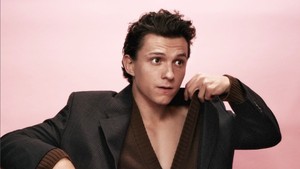 Dalam sebuah wawancara yang tayang pada 30 April di USA Today, Tom Holland buat pengakuan mengejutkan. Ia mengaku sudah berhenti minum alkohol sejak Januari 2022. Foto: Dok. Prada