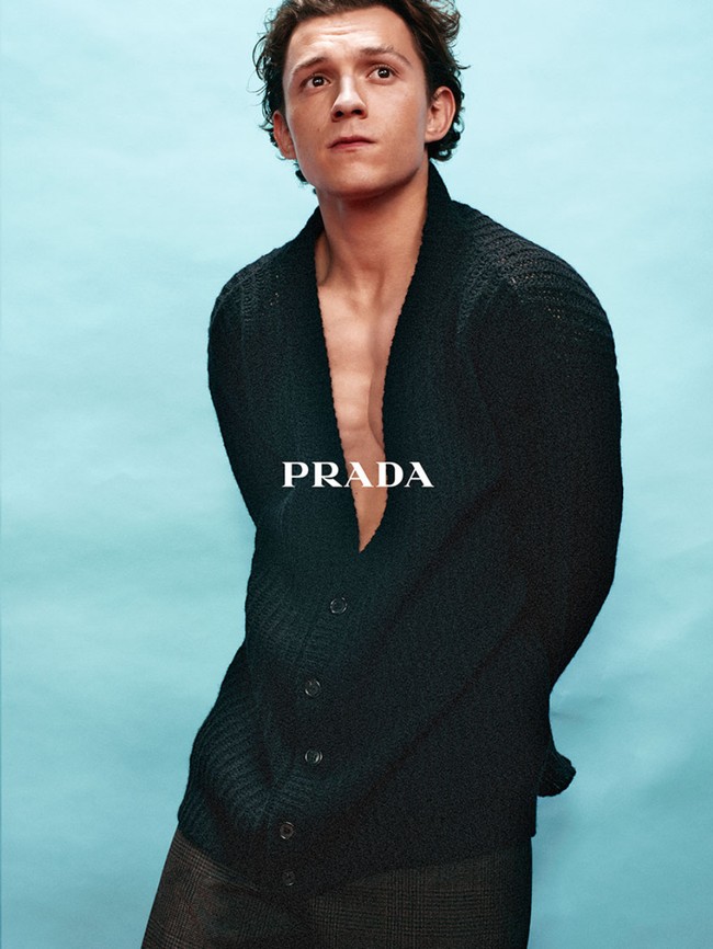 Menurut majalah W, iklan yang dirilis pada Jumat (14/1/2022) itu sekaligus menandai aksi perdana Tom Holland sebagai model untuk sebuah merek fashion ternama. Foto: Dok. Prada