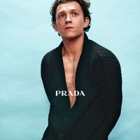 Menurut majalah W, iklan yang dirilis pada Jumat (14/1/2022) itu sekaligus menandai aksi perdana Tom Holland sebagai model untuk sebuah merek fashion ternama. Foto: Dok. Prada