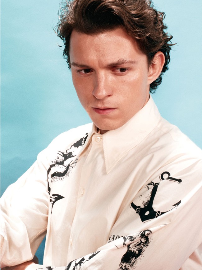 Untuk koleksi Menswear Spring/Summer 2022 Prada, aktor asal Inggris ini berpose dalam tema ‘Dress. Undress’.  Foto: Dok. Prada