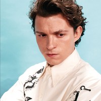 Untuk koleksi Menswear Spring/Summer 2022 Prada, aktor asal Inggris ini berpose dalam tema ‘Dress. Undress’.  Foto: Dok. Prada