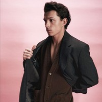 Dalam video yang diunggah di Instagram, Tom Holland memberi tutorial buka baju dalam tiga langkah. Aksinya itu pun membuat netizen histeris hingga gagal fokus. Foto: Dok. Prada