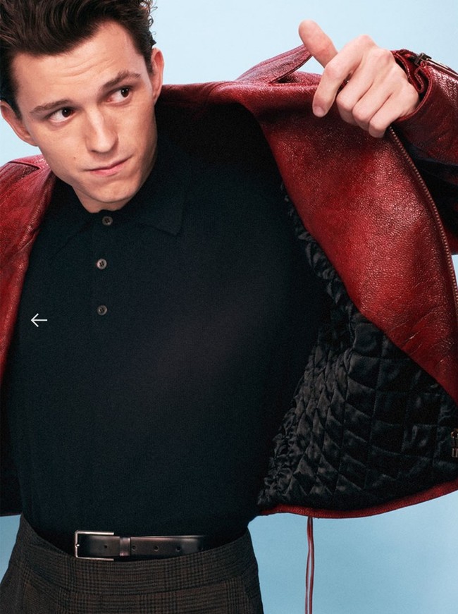 Koleksi busana pria terbaru rancangan Raf Simons dan Miuccia Prada ini menghadirkan berbagai model busana dalam warna-warna solid. Mulai dari jaket single-breasted, kemeja, celana panjang motif kotak-kotak hingga cardigan. Foto: Dok. Prada