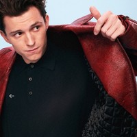 Koleksi busana pria terbaru rancangan Raf Simons dan Miuccia Prada ini menghadirkan berbagai model busana dalam warna-warna solid. Mulai dari jaket single-breasted, kemeja, celana panjang motif kotak-kotak hingga cardigan. Foto: Dok. Prada