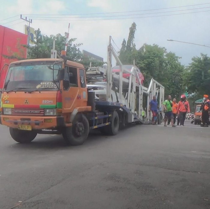 Truk Angkut Mobil Tersangkut di Rel, Jadwal KA di Kediri Sempat Tertunda