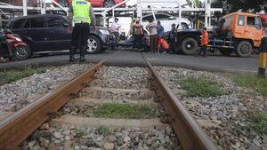 Bikin Deg-degan, Truk Pengangkut Mobil Ini Tersangkut di Rel KA