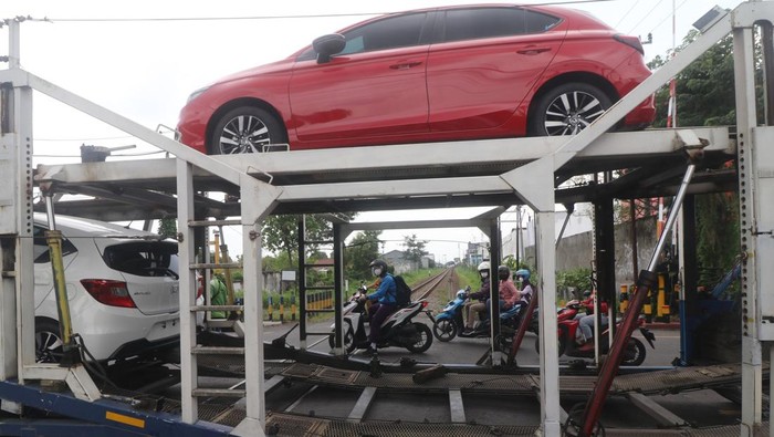TRUK TERSANGKUT PERLINTASAN KERETA API Truk pengangkut mobil tersangkut pada perlintasan kereta api di Kelurahan Balowerti, Kota Kediri, Jawa Timur, Selasa (18/1/2022). Truk pengirim mobil baru dari Jakarta ke Tulungagung tersebut tersangkut tepat di atas rel selama 1,5 jam yang mengakibatkan perjalanan kereta api Kartanegara teganggu. ANTARA FOTO/Prasetia Fauzani/foc.