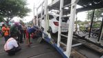 Bikin Deg-degan, Truk Pengangkut Mobil Ini Tersangkut di Rel KA