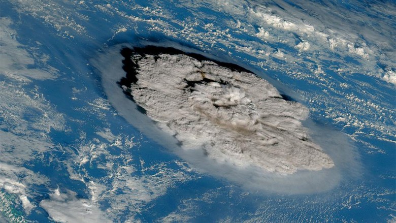 Tsunami Tonga: Dahsyatnya erupsi gunung berapi bawah laut di Pasifik yang terpantau satelit Tsunami Tonga: Dahsyatnya erupsi gunung berapi bawah laut di Pasifik yang terpantau satelit