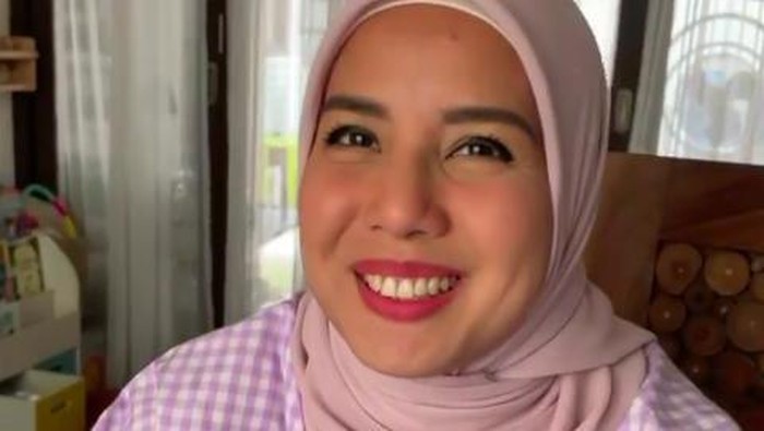Tya Ariestya berhijab