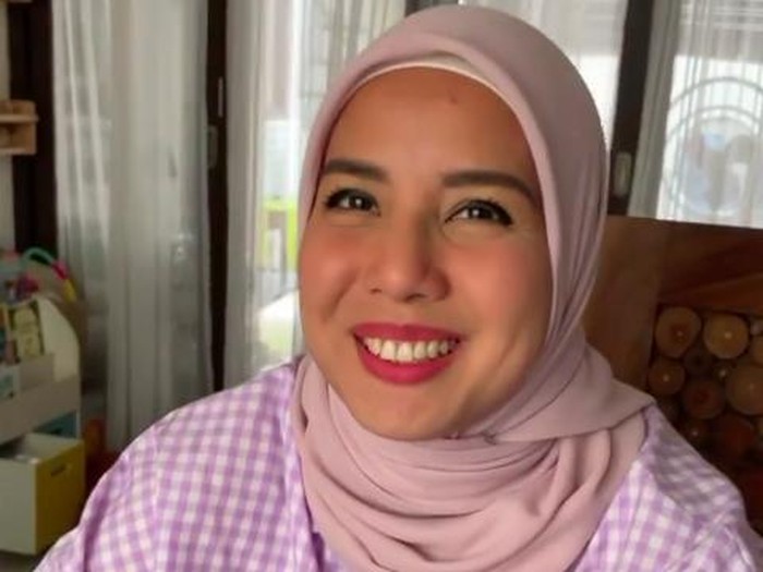 Tya Ariestya berhijab