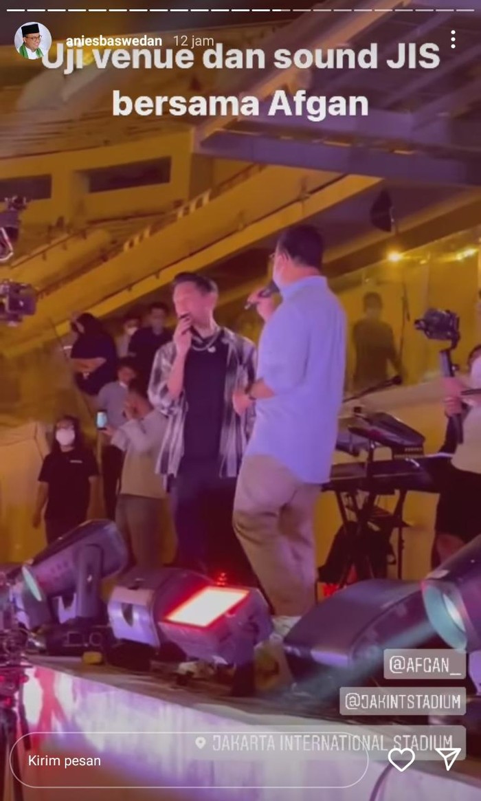 Usai Nidji, giliran penyanyi Afgan yang tampil di Jakarta International Stadium (JIS). Gubernur DKI Anies Baswedan kembali menyaksikan check sound tersebut. (Screenshot Instagram @aniesbaswedan)