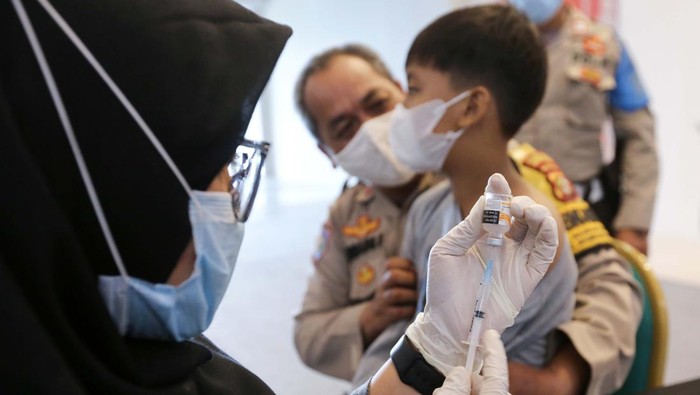 Vaksinasi COVID-19 untuk anak 6-11 tahun terus dikebut. Vaksinasi untuk anak ini juga dilakukan di sejumlah mal di Jakarta.
