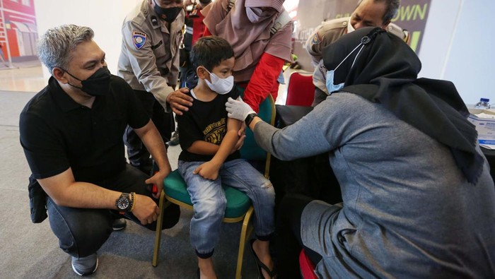 Vaksinasi COVID-19 untuk anak 6-11 tahun terus dikebut. Vaksinasi untuk anak ini juga dilakukan di sejumlah mal di Jakarta.