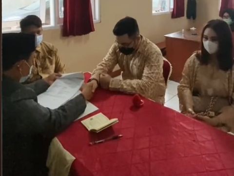 Viral pernikahan di KUA bikin warganet kagum.