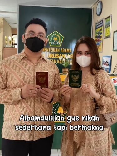 Viral pernikahan di KUA bikin warganet kagum.
