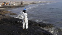Melansir kantor berita Associated Press (AP), pihak berwenang menyebut tumpahan minyak ini berkaitan dengan dahsyatnya erupsi gunung bawah laut Tonga beberapa waktu lalu.