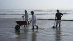 Waduh, Minyak Tumpah Bikin Pantai Cavero di Peru Menghitam