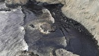 Penampakan tumpahan minyak yang mencemari Pantai Cavero di Ventanilla, Callao, Peru, Senin (17/1/2022).