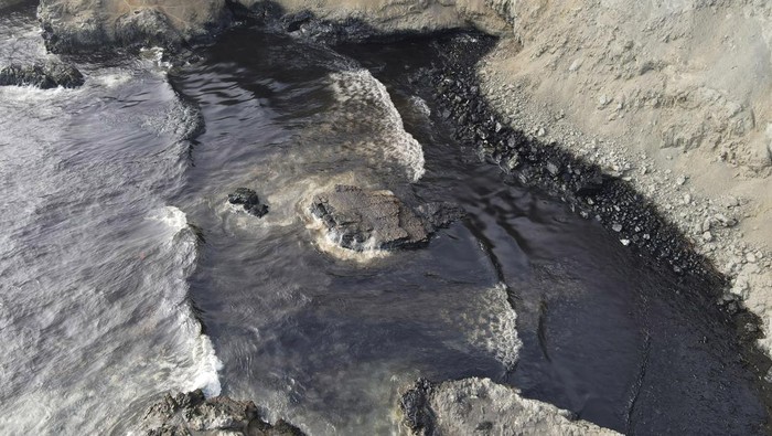 Pantai Cavero di Ventanilla, Peru, tercemar tumpahan minyak. Pihak berwenang sebut tumpahan minyak itu terkait dengan dahsyatnya erupsi gunung bawah laut Tonga.