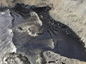 Waduh, Minyak Tumpah Bikin Pantai Cavero di Peru Menghitam