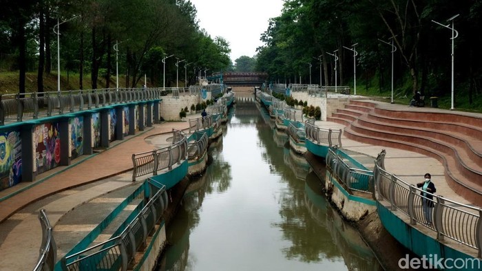 Wajah Tempat Wisata Tangsel yang Dibayangi Pungli Taman Jaletreng jadi salah satu tempat wisata alternatif di Tangerang Selatan. Namun belum lama ini muncul kabar pedagang di sana jadi korban pungli oknum ormas