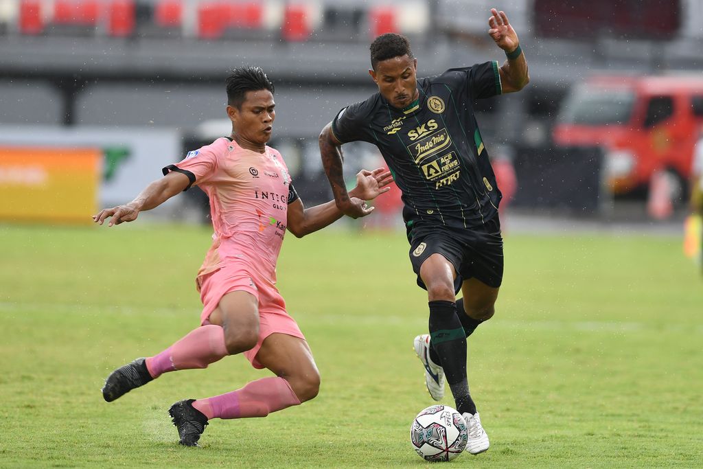Pesepak bola PSS Sleman Wander Luiz (kanan) dihadang pemain Madura United Fachruddin dalam pertandingan sepak bola Liga 1 di Stadion I Wayan Dipta, Gianyar Bali, Selasa (18/1/2022). Pertandingan berakhir imbang dengan skor 1-1. ANTARA FOTO/Nyoman Budhiana/hp.