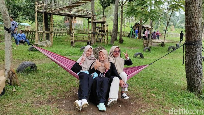 Wisata Murmer di Garut, Bisa Outbond hingga Selfie Papandayan Leisure Park di Gunung Papandayan, Garut, jadi tempat wisata alternatif warga. Tarif tiket untuk masuk wahana outbond dengan udara sejuk ini hanya Rp 10 ribu.