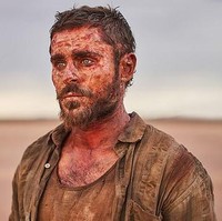 Penonton akan dibuat terkejut dengan penampilan Zac di film Gold. Sensasi terik dan terbakar saat melawan panasnya pedalaman Australia pun mungkin bisa dirasakan oleh penonton. Foto: dok. Stan/Film Gold