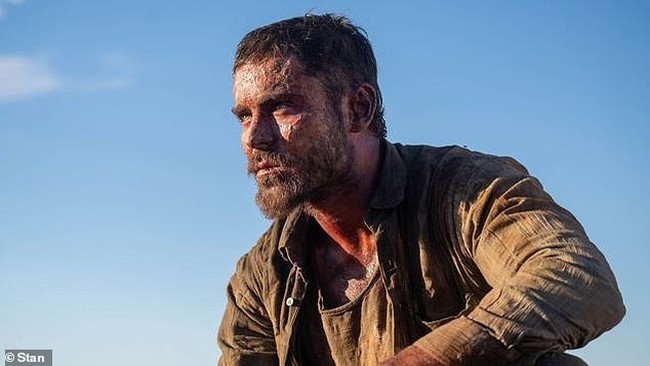 Tampak tidak terurus, Zac pun tampil dengan janggut dan kulit wajah berdebu hingga bersisik. Foto: dok. Stan/Film Gold