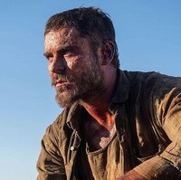 Tampak tidak terurus, Zac pun tampil dengan janggut dan kulit wajah berdebu hingga bersisik. Foto: dok. Stan/Film Gold