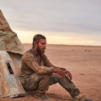 Tampilan Zac yang terlihat tampan di film-film sebelumnya tidak akan terlihat di film Gold ini. Dia pun tampil dengan pakaian lusuh. Foto: dok. Stan/Film Gold