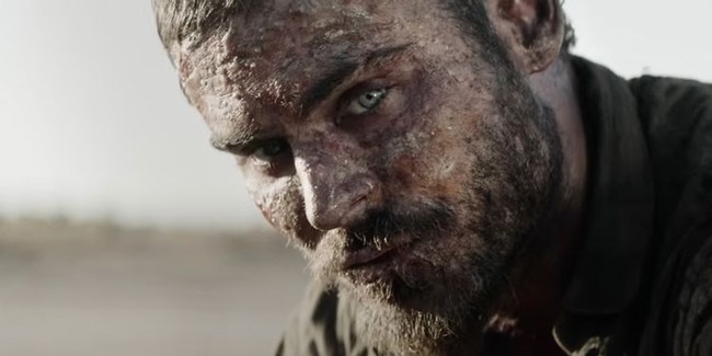 Film ini berpusat pada dua priayang melakukan perjalanan melalui padang pasir ketika mereka menemukan sepotong emas terbesar yang diketahui manusia. Masalahnya, mereka berada di hamparan gunung pasir dan bongkahan emasnya berada di bawah permukaan tanah. Foto: dok. Stan/Film Gold