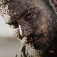 Film ini berpusat pada dua priayang melakukan perjalanan melalui padang pasir ketika mereka menemukan sepotong emas terbesar yang diketahui manusia. Masalahnya, mereka berada di hamparan gunung pasir dan bongkahan emasnya berada di bawah permukaan tanah. Foto: dok. Stan/Film Gold