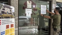 Camat Menteng Edi Suryaman menyampaikan ada total 33 orang yang terpapar. Jumlah terdiri dari 8 orang Aparatur Sipil Negara (ASN) dan sisanya adalah penyedia jasa lainnya orang perorangan (PJLP).  