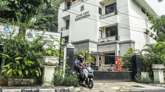 33 Pegawainya Kena COVID-19, Kelurahan Gondangdia Dilockdown Petugas memasang informasi masyarakat di Kantor Kelurahan Gondangdia, Jakarta, Rabu (19/1/2022). Kantor Kelurahan Gondangdia ditutup karena sebanyak 33 pegawainya positif COVID-19, namun pelayanan terhadap masyarakat tetap dilakukan dengan 'drop box'. ANTARA FOTO/Muhammad Adimaja/rwa.