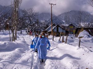 Aksi Nakes di India Menembus Salju untuk Vaksinasi