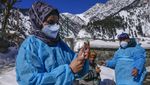 Aksi Nakes di India Menembus Salju untuk Vaksinasi