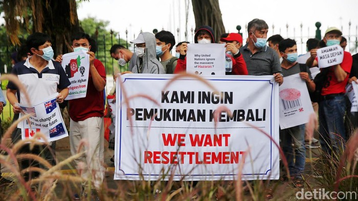 Aksi Pengungsi Afghanistan di Monas Sejumlah pengungsi Afghanistan melakukan aksi di kawasan Monumen Nasional, Jakarta, Rabu (19/1/2021). Dalam aksi tersebut mereka menuntut kejelasan untuk berangkat ke negara ketiga setelah lama tinggal di pengungsian.