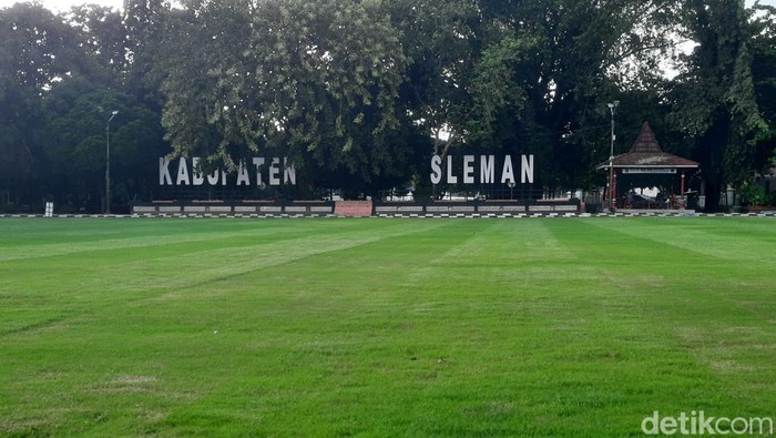Alun-alun Kabupaten Sleman setelah ditanami rumput baru, Rabu (19/1/2022)