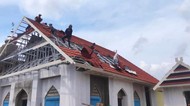 Potret Atap Masjid di Bima NTB Dibongkar Gegara Dinilai Mirip Gereja