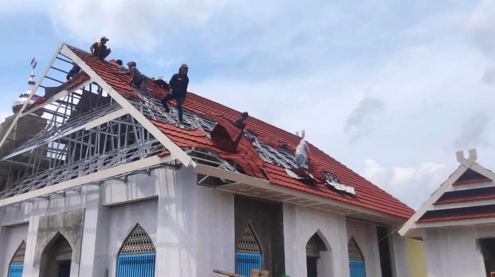 Atap masjid dibongkar warga di Bima, NTB gara-gara dinilai mirip gereja (dokumen istimewa)